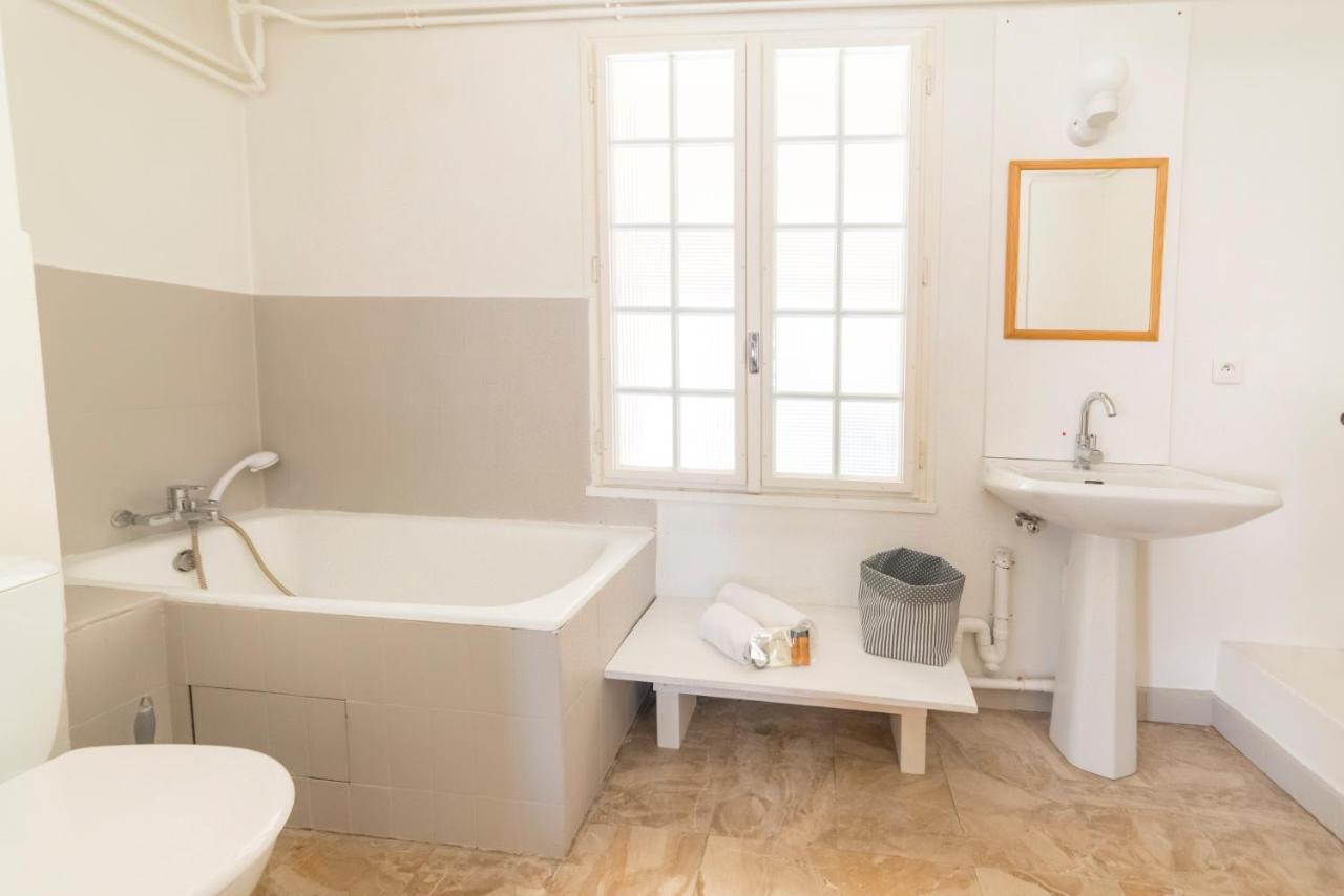 Appartement De Charme - Vue Sur Remparts - Wifi Gratuit - Parking Payant A Proximite Avignon Kültér fotó